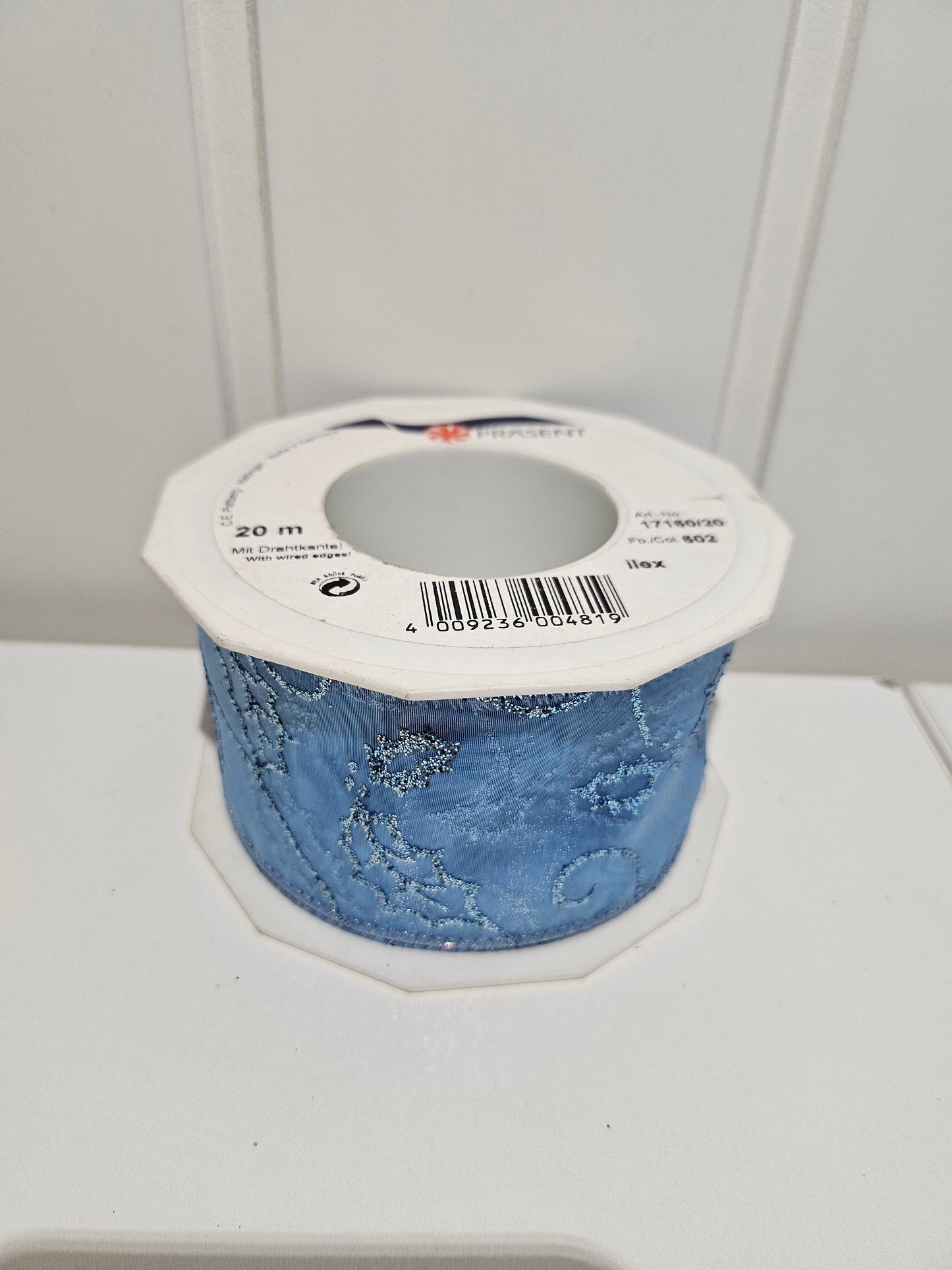 Prasent silkebånd Ilex lys blå m\sølvdetaljer 60 mm - 20m