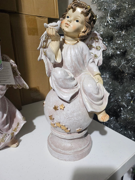 Stor Engel Sittende på Kule 30 cm - Julepynt med Gulldetaljer