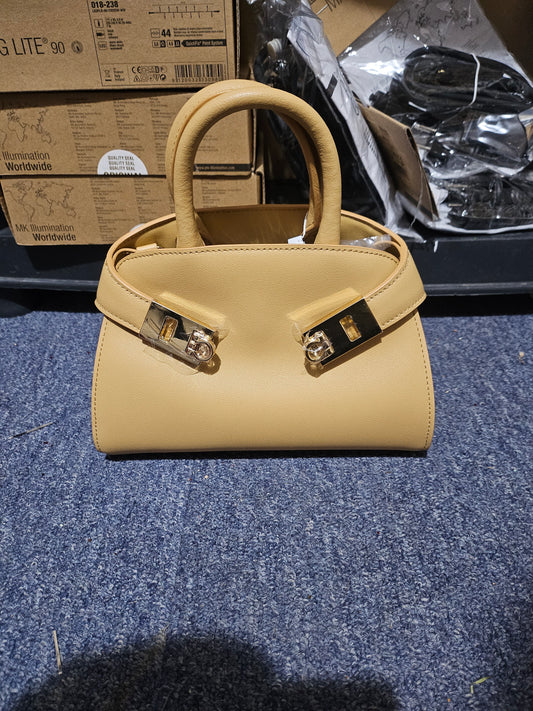 Lys brun veske med spenner