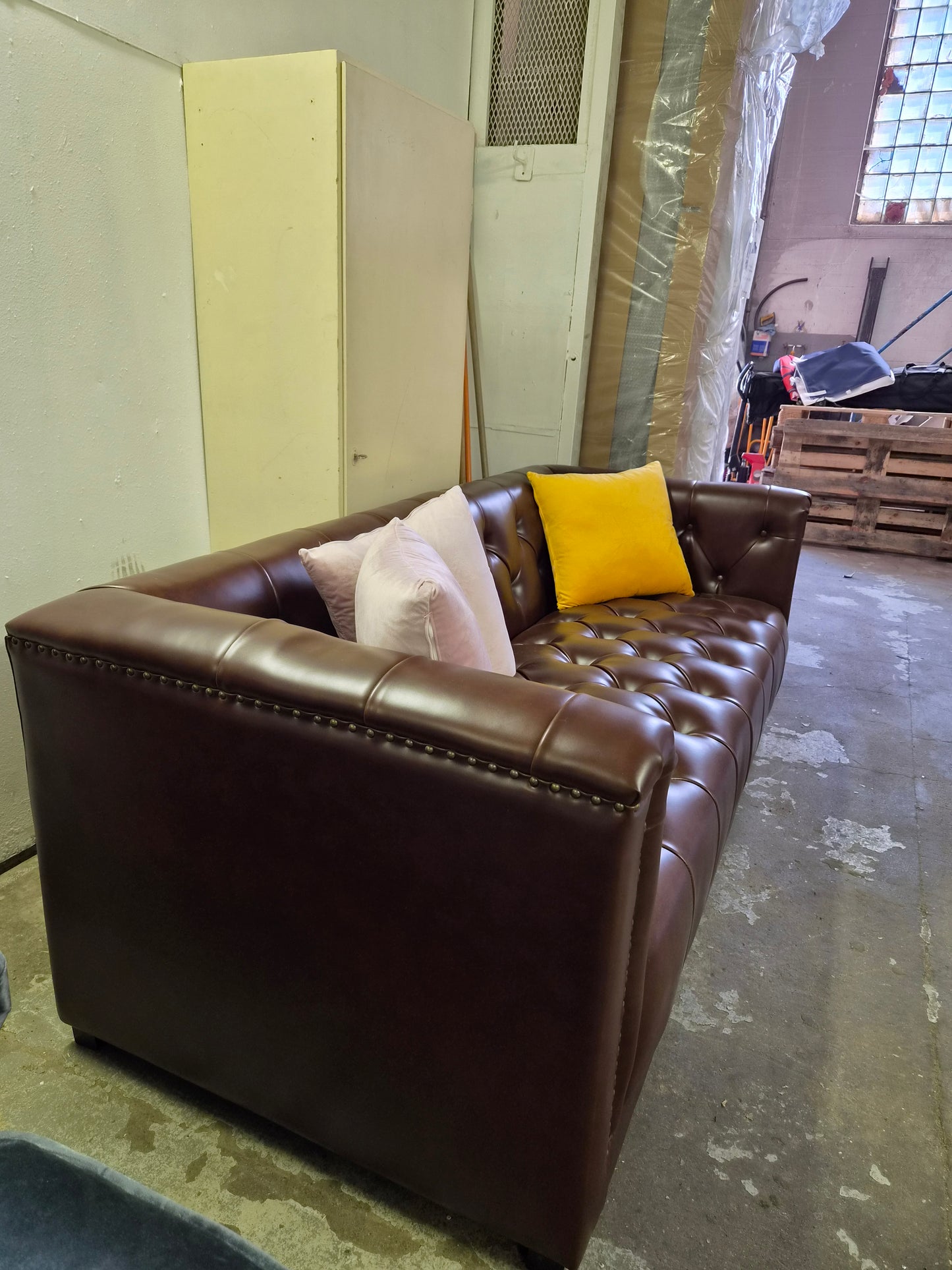 Råtøff sofa i kunstskinn