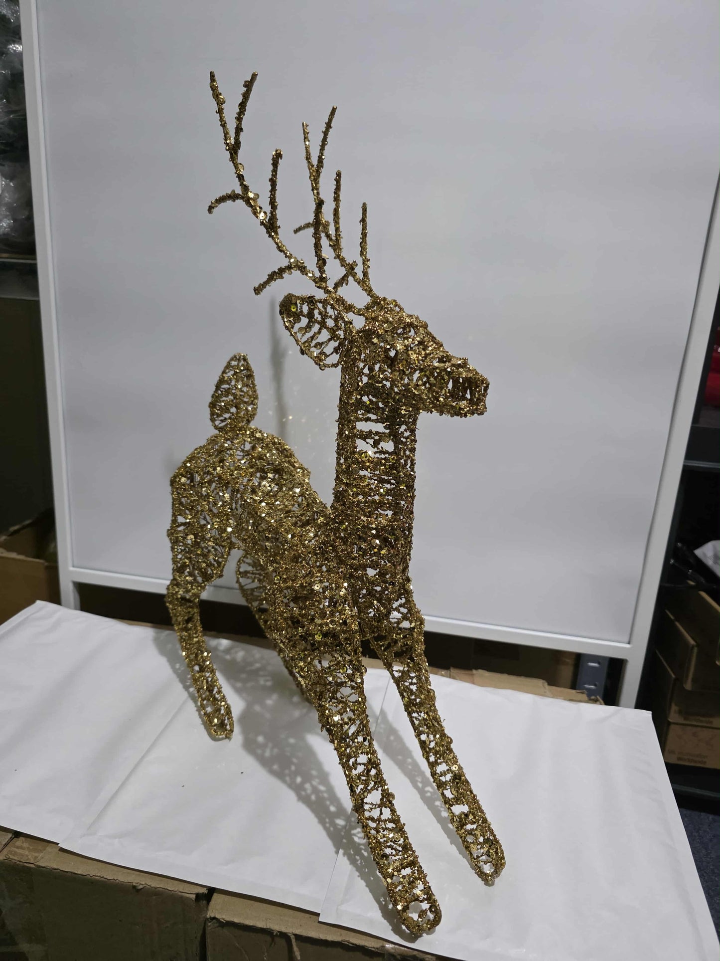 Reinsdyr Dekorasjon i Gull - Elegant Julepynt i Metall 55 x55cm