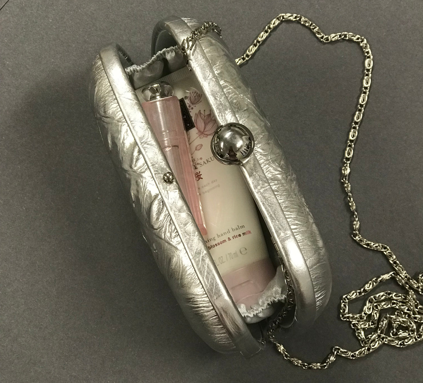 Lulus Hardbox selskapsveske i sølvfarget skinn