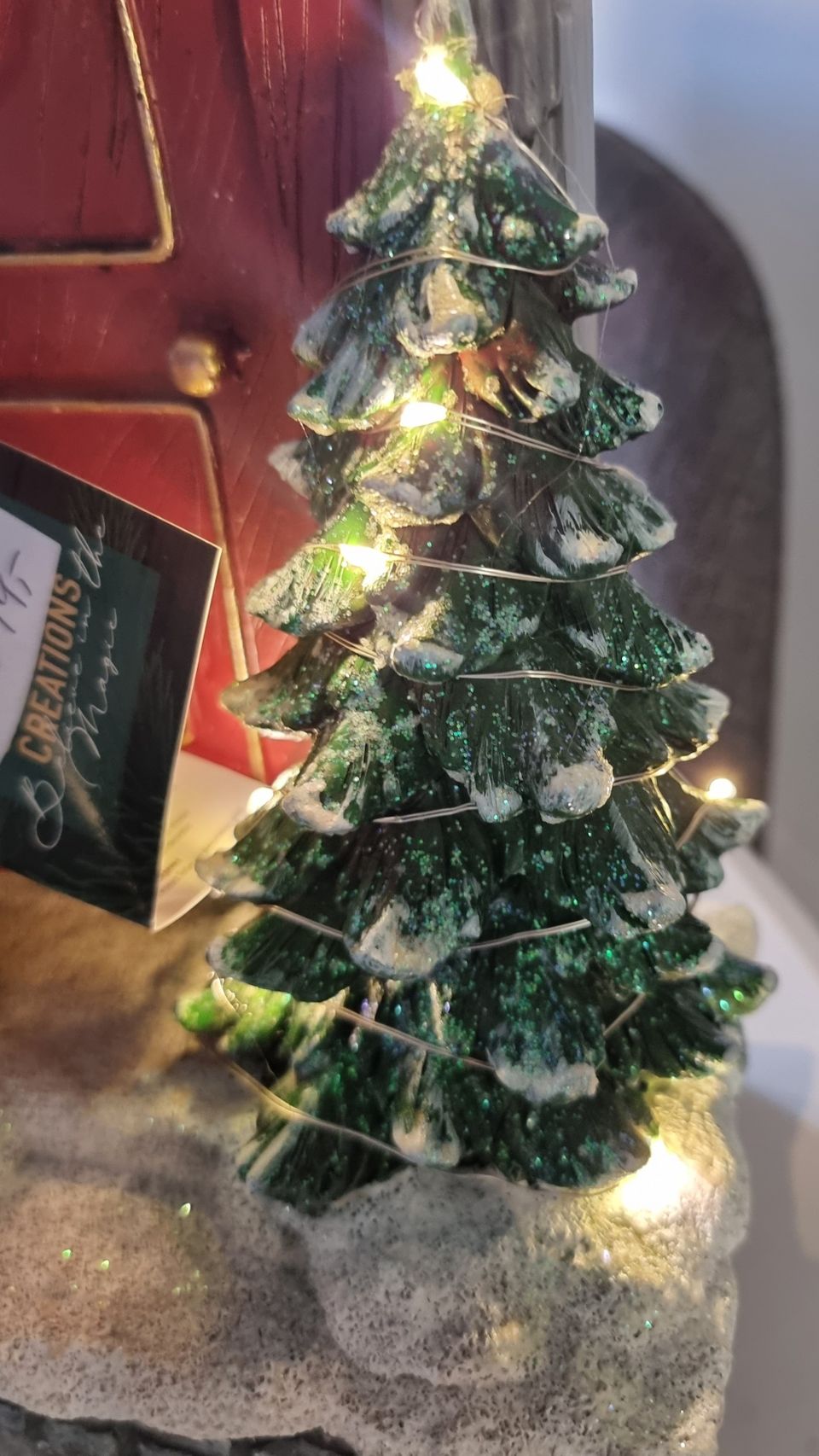 Nissehus med LED-lys - Nissefar ved Døren 24x30 cm