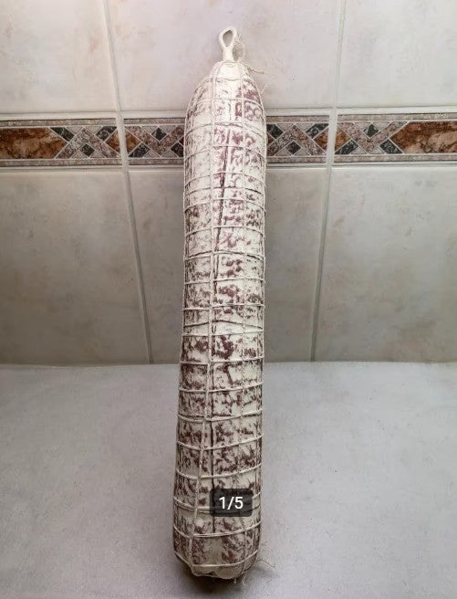 Kunstig Salami 45 cm - Dekorativ Spekemat for Utstilling