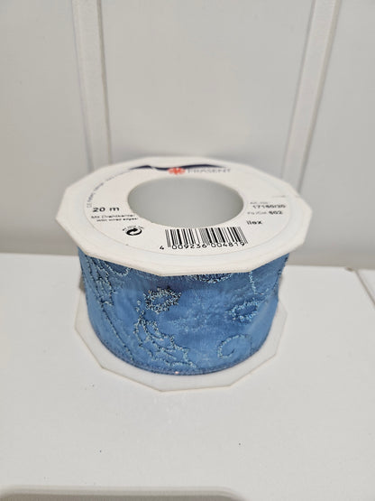 Prasent silkebånd Ilex lys blå m\sølvdetaljer 60 mm - 20m