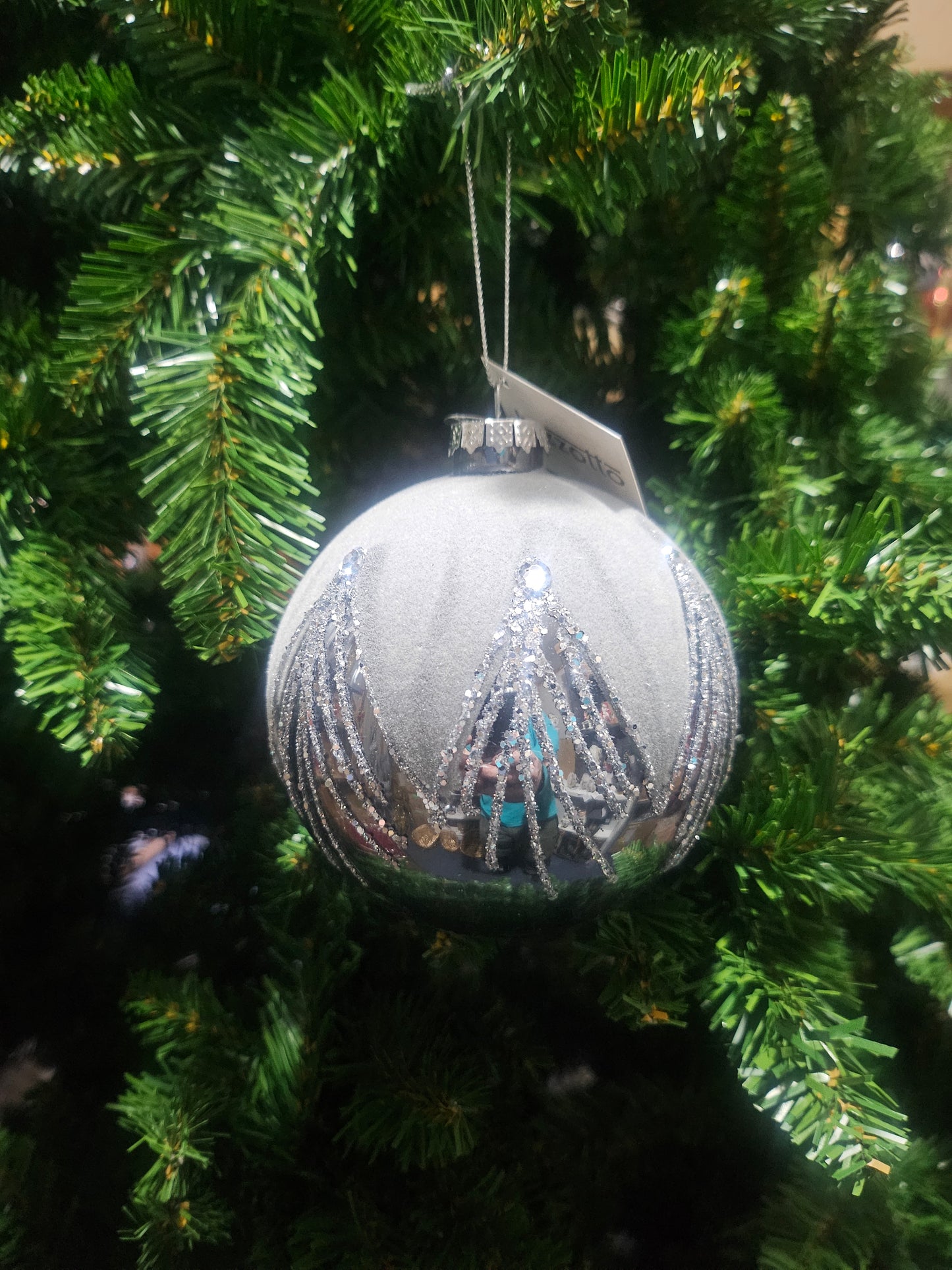 Julekule blank sølv med stoff 10 cm - juletrepynt - 4 pk