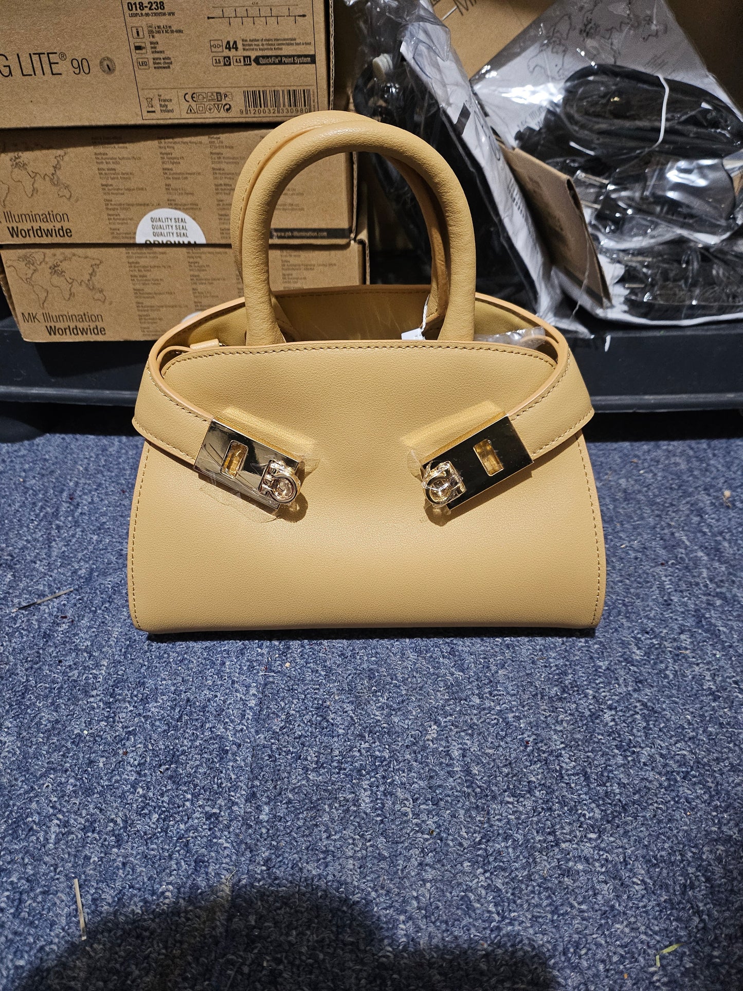 Lys brun veske med spenner