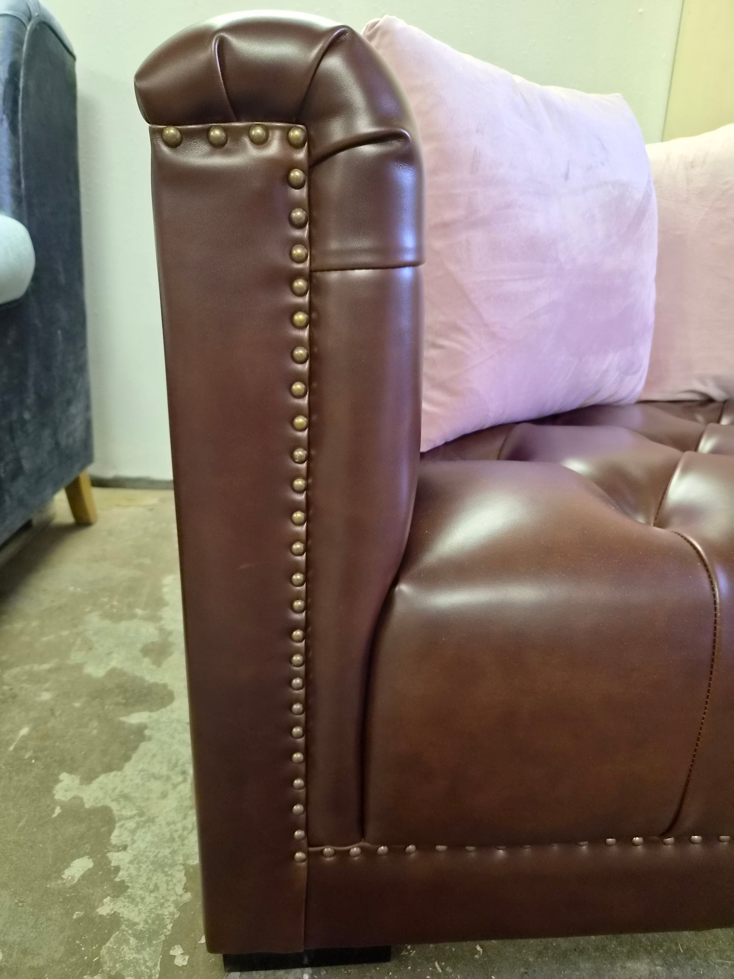 Råtøff sofa i kunstskinn