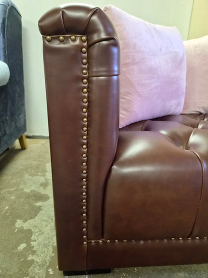 Råtøff sofa i kunstskinn