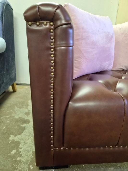 Råtøff sofa i kunstskinn