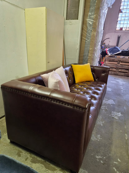 Råtøff sofa i kunstskinn
