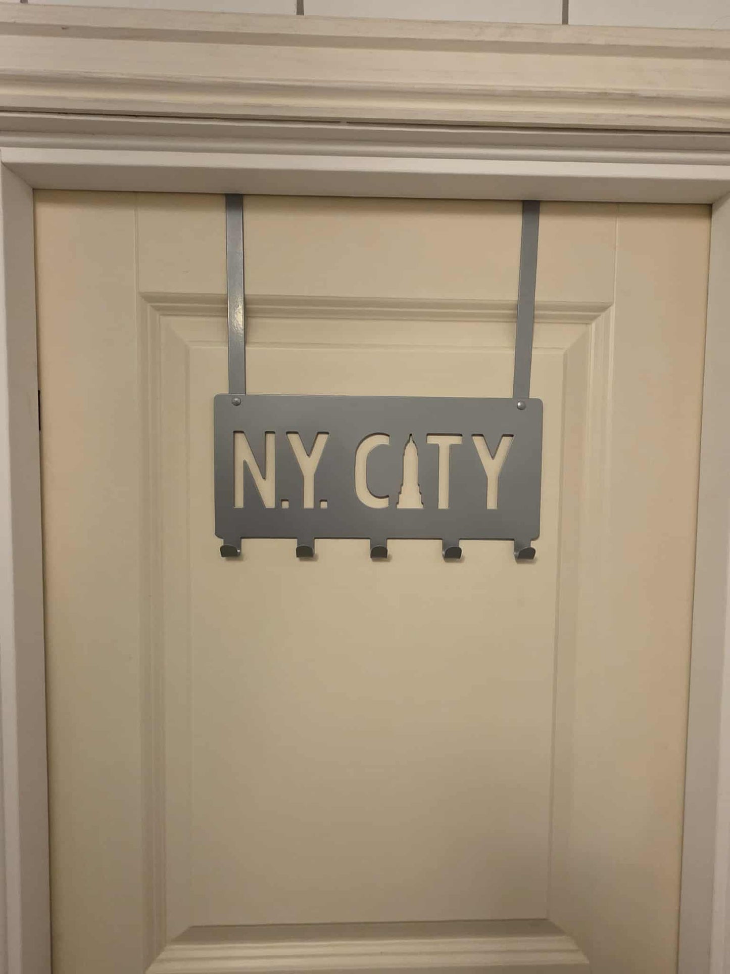 Dørhenger NY CITY i stål 30 x 33 cm - svart eller grå