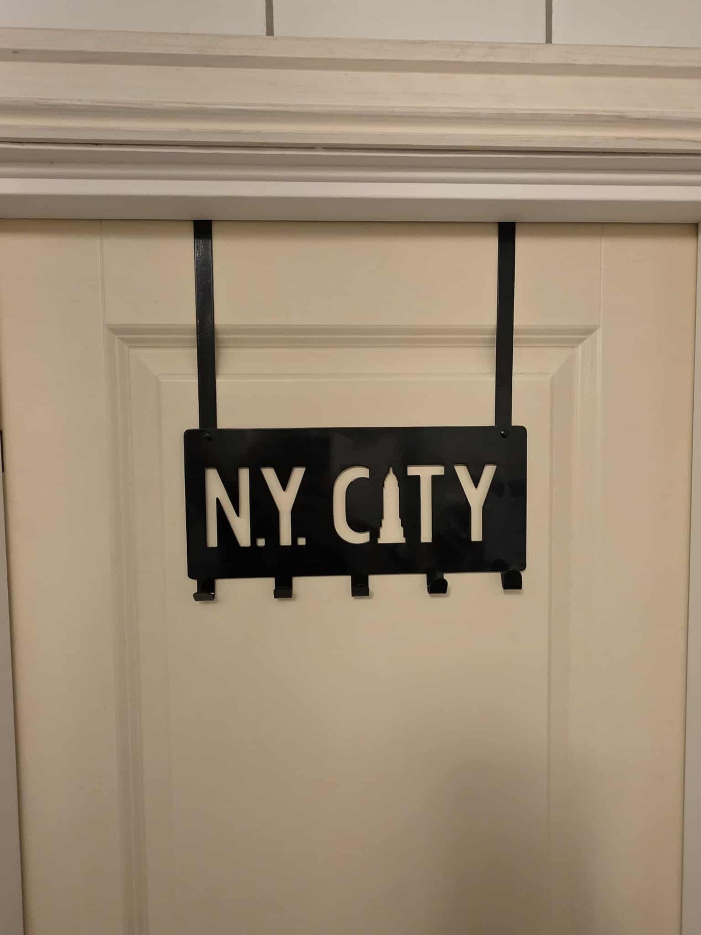 Dørhenger NY CITY i stål 30 x 33 cm - svart eller grå