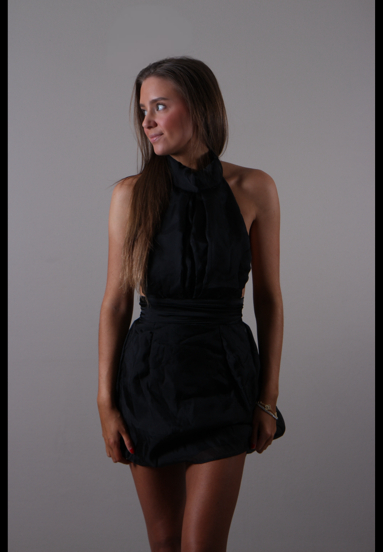 Milliie Oline kjole - Elegant Halterneck minikjole - Beige eller sort