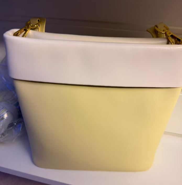 Stilig veske i kuskinn -gul og hvit