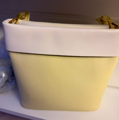 Stilig veske i kuskinn -gul og hvit