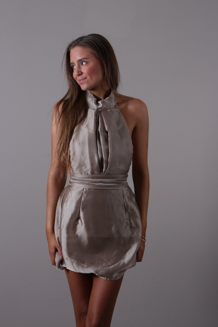 Milliie Oline kjole - Elegant Halterneck minikjole - Beige eller sort