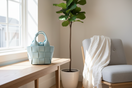 Håndlaget Flettet Veske i nordisk interiør