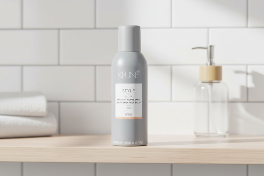 Keune Style brilliant gloss spray i fokus på baderomsshylle