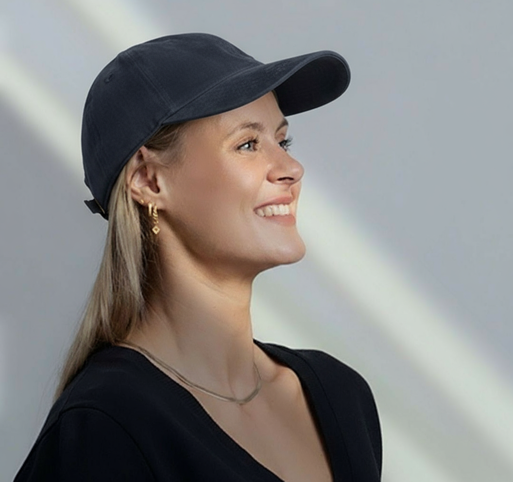 Navy semsket caps på kvinne