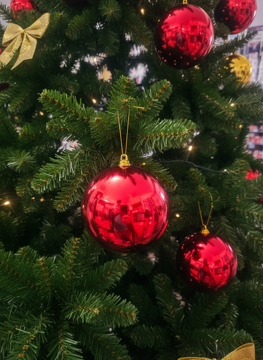 Røde julekule på juletre