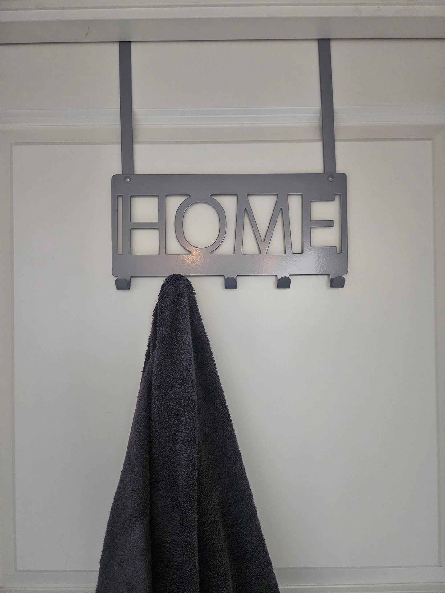 Dørhenger HOME i stål 30 x 33 cm - svart eller grå