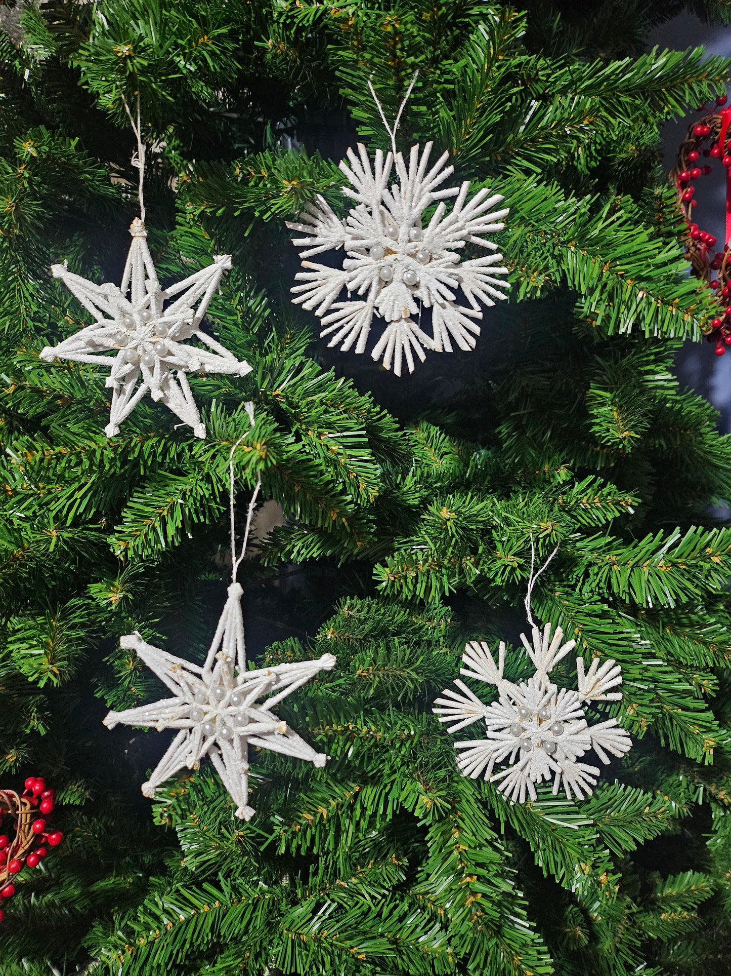 Hvite snøkrystaller og stjerner 10 cm Juletrepynt 4 pk -