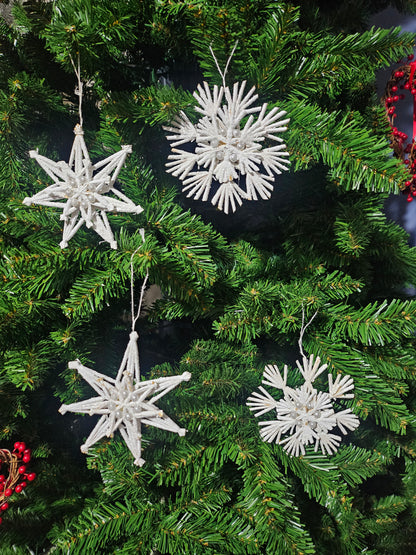 Hvite snøkrystaller og stjerner 10 cm Juletrepynt 4 pk -