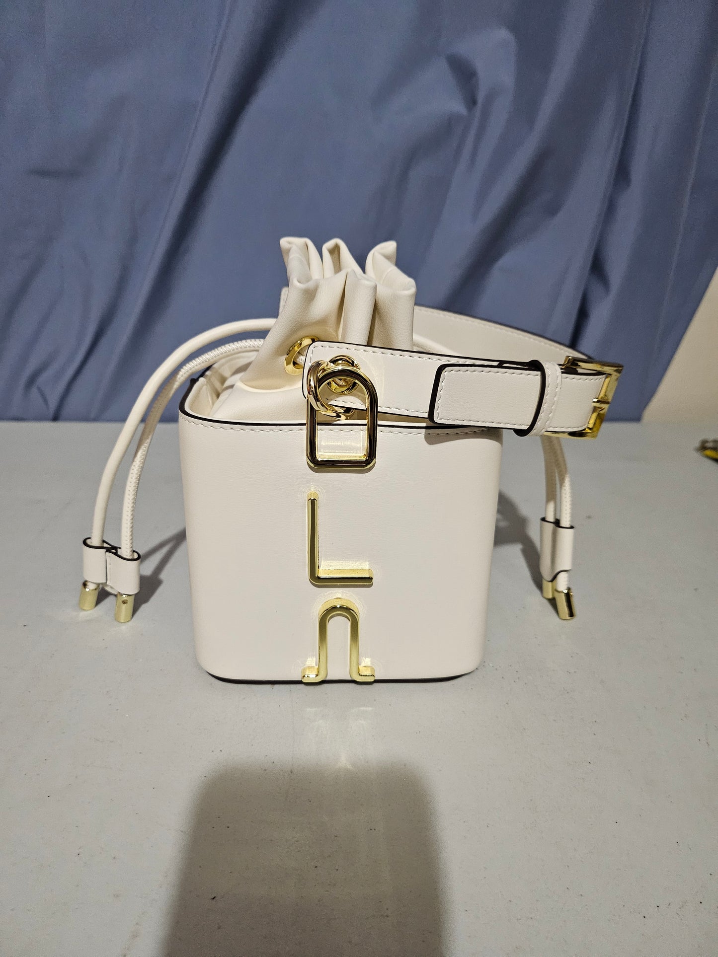 Premium Bøtteveske i Ekte Kuskinn med Gulldetaljer