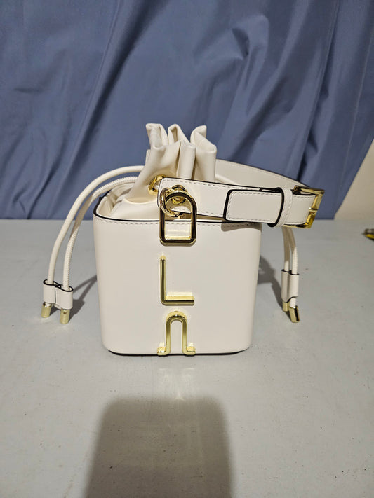 Premium Bøtteveske i Ekte Kuskinn med Gulldetaljer