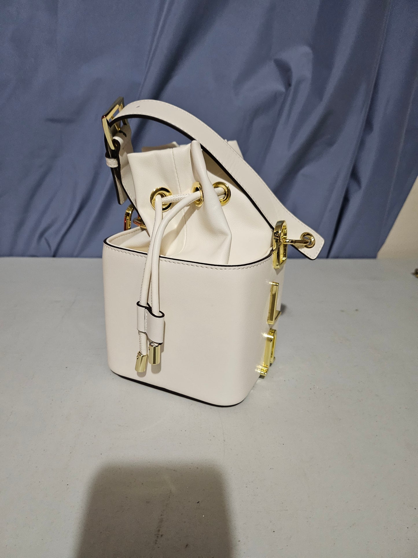 Premium Bøtteveske i Ekte Kuskinn med Gulldetaljer