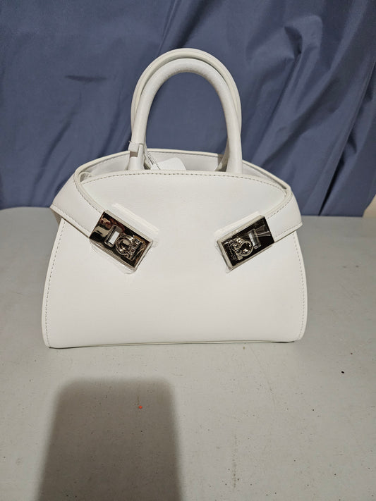 Hvit Veske i Kuskinn med Spenner