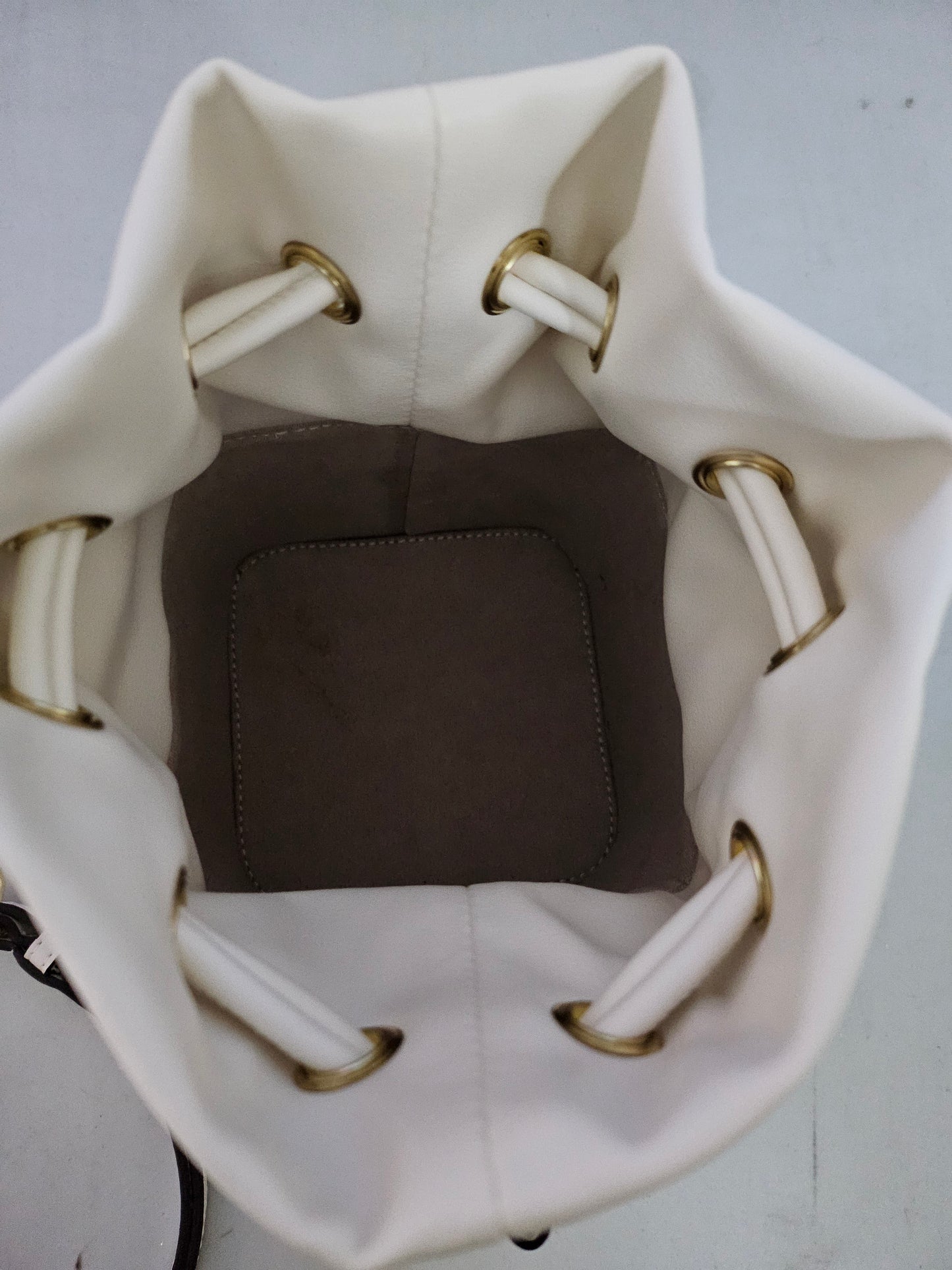 Premium Bøtteveske i Ekte Kuskinn med Gulldetaljer