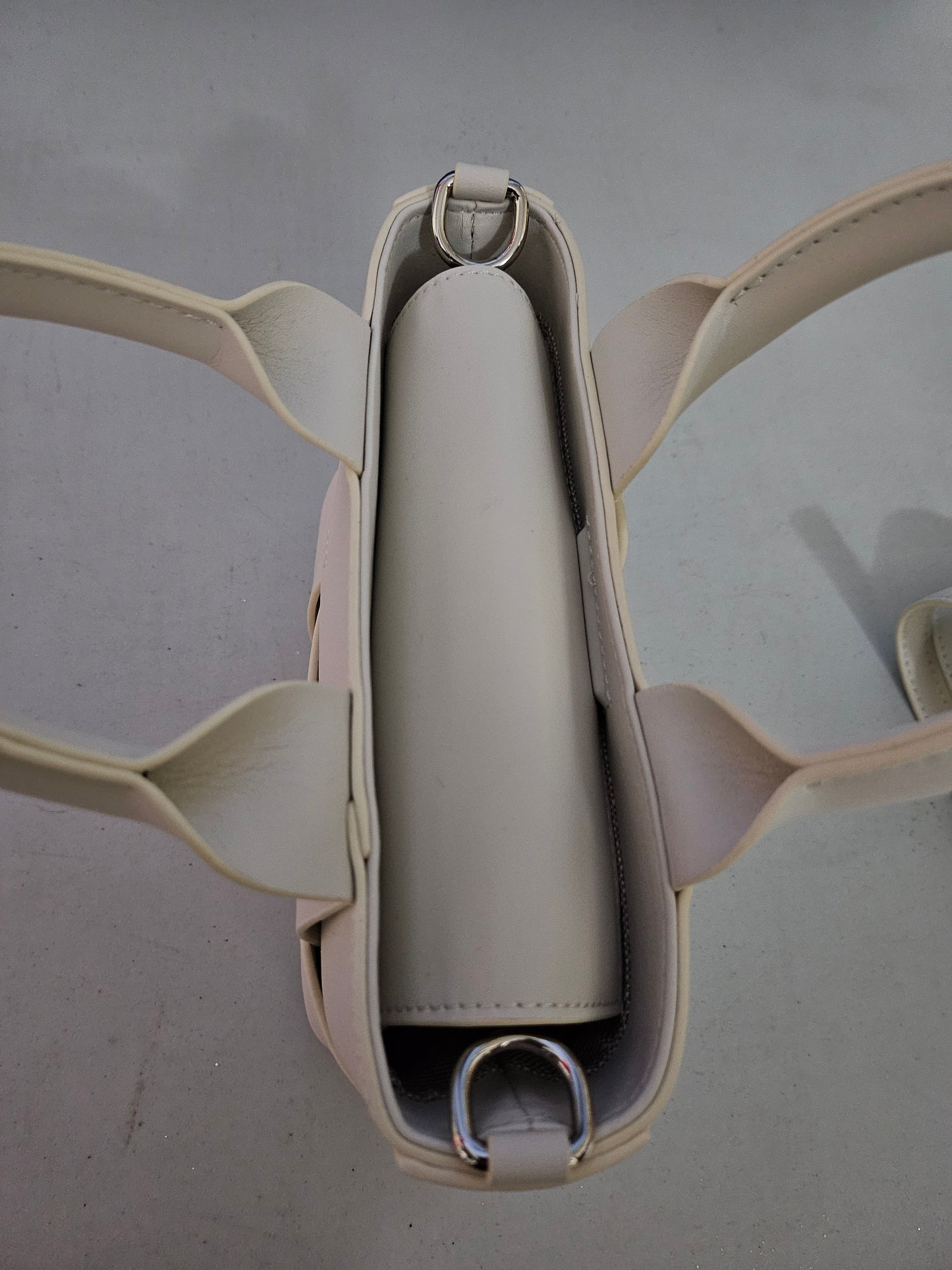 Hvit Flettet Veske i Ekte Kuskinn – Nordisk Design