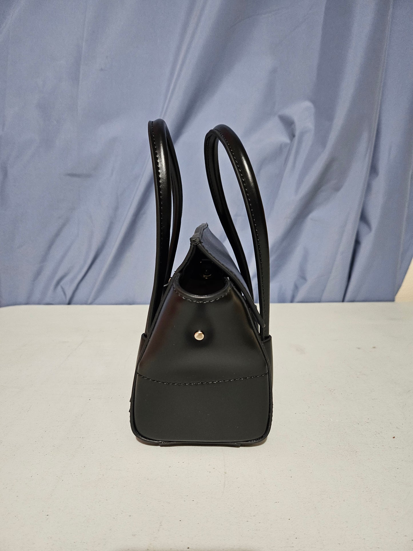 Moderne sort veske - Nordisk design - Kuskinn