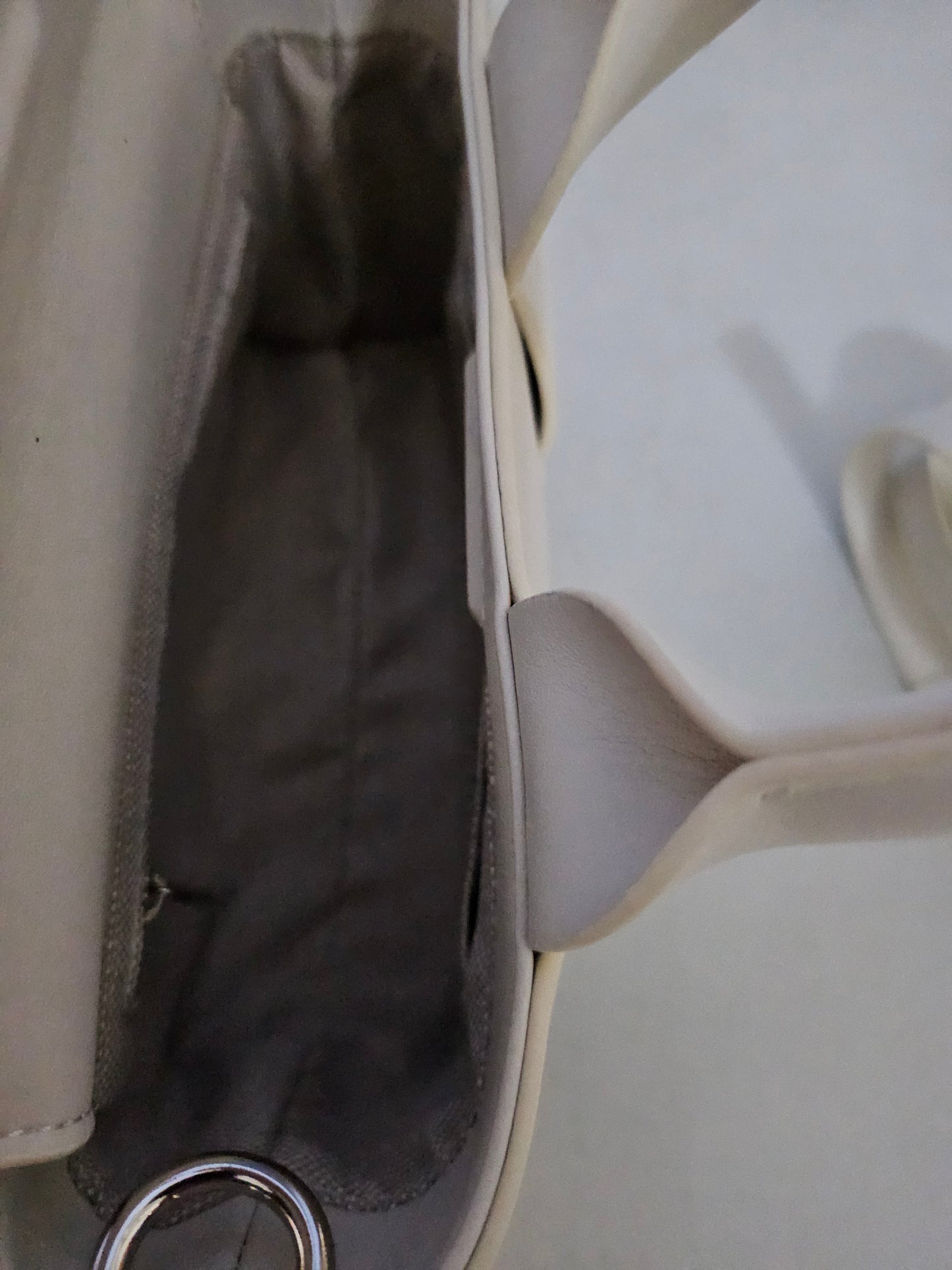 Hvit Flettet Veske i Ekte Kuskinn – Nordisk Design