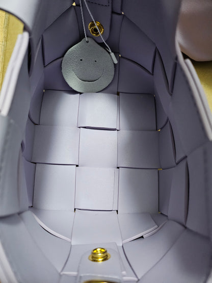 Håndlaget Flettet Veskelilla- Nordisk Design -med skinnpose