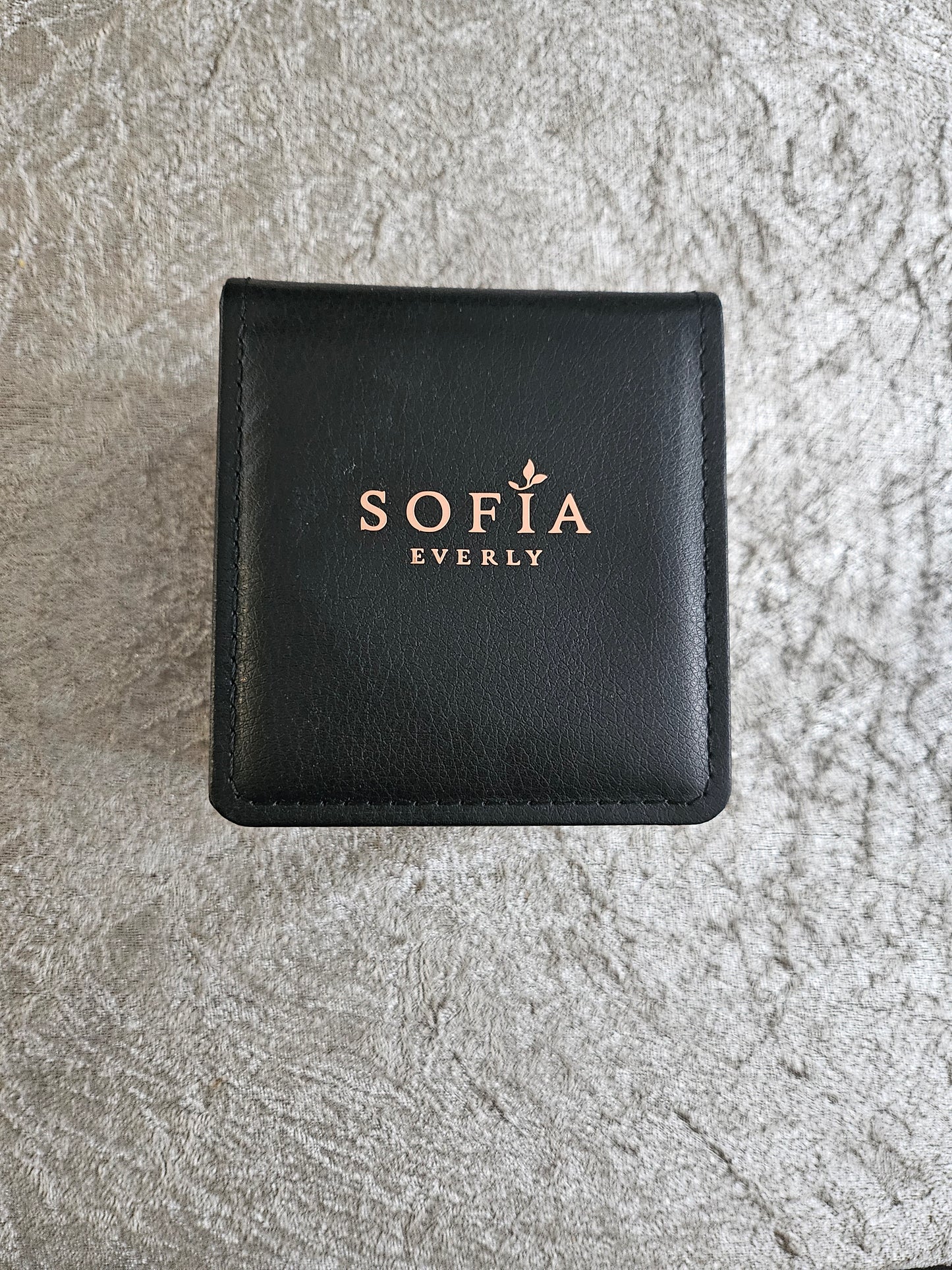 Sofia Everly Dameklokke Rød i gaveeske - Elegant Norsk Design