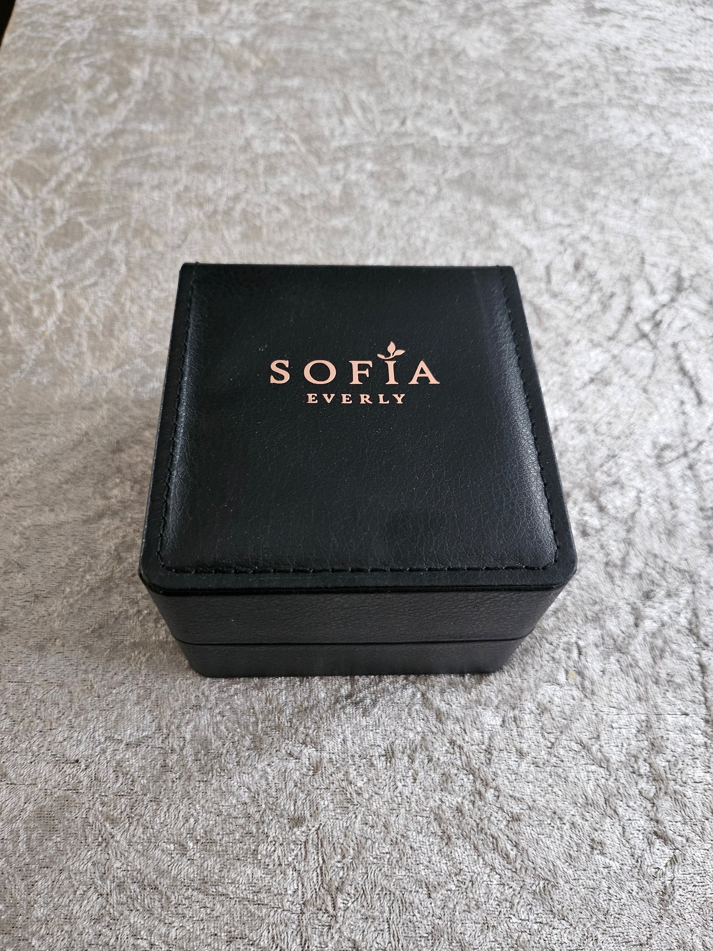 Sofia Everly Dameklokke Rød i gaveeske - Elegant Norsk Design