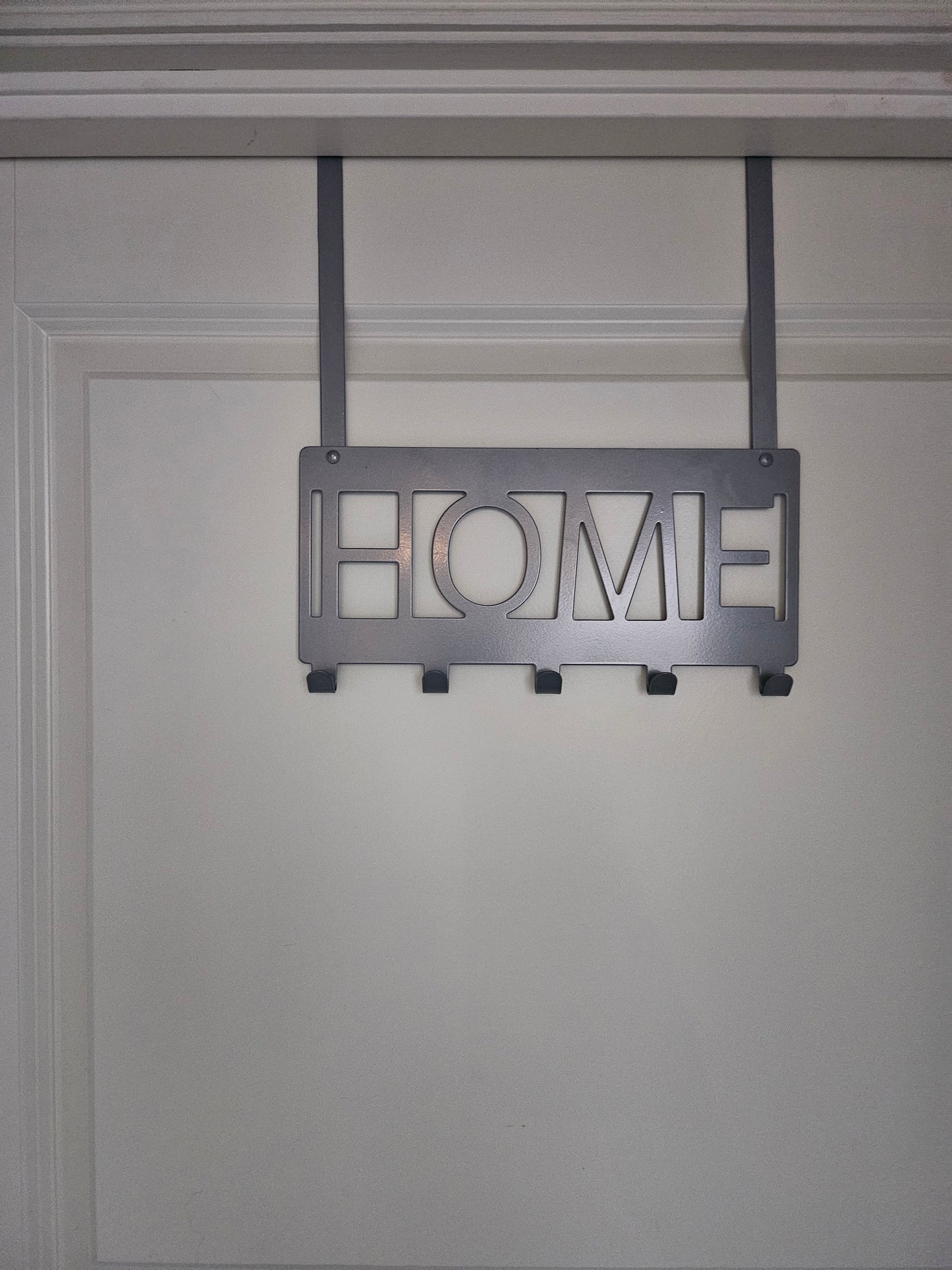 Dørhenger HOME i stål 30 x 33 cm - svart eller grå