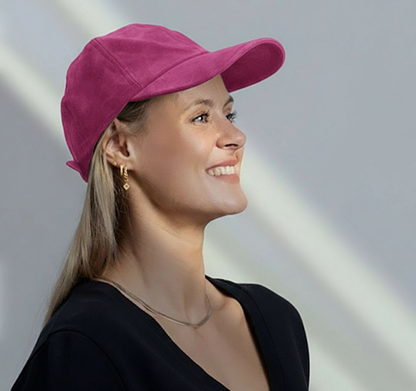 Rosa caps på person