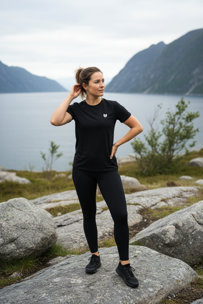 T-skjorte svart – dame i naturomgivelser