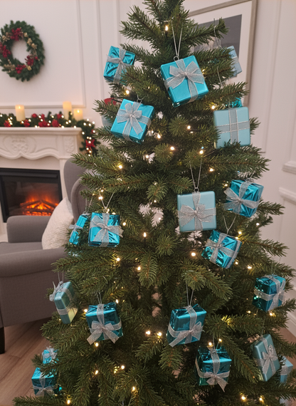 Turkise gavepakker på juletre